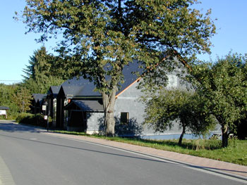 Dorfplatz vor der Gemeindehalle