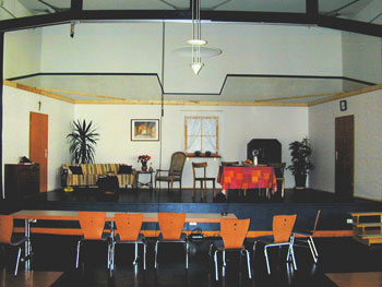 Ansicht Bühne der Gemeindehalle Schwollen