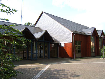 Ostansicht der Gemeindehalle Schwollen