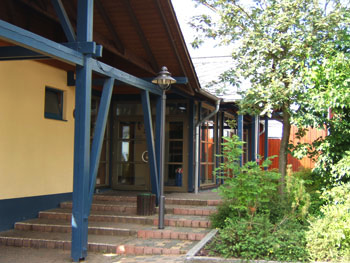 Eingang der Gemeindehalle Schwollen